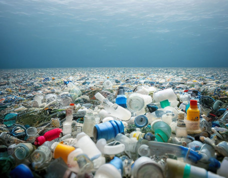 devestating shot of plastic waste in the ocean resized